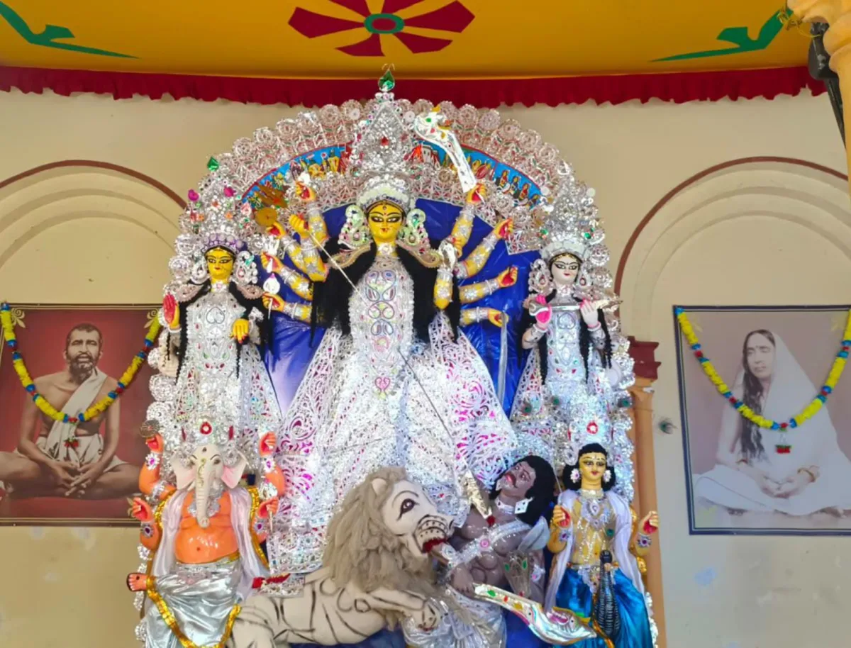 কাহার সম্প্রদায়ের বেহেরাদের কাঁধে চড়ে বিসর্জনের পথে যায় স্বামী ব্রহ্মানন্দের ঘোষ বাড়ির দেবী।