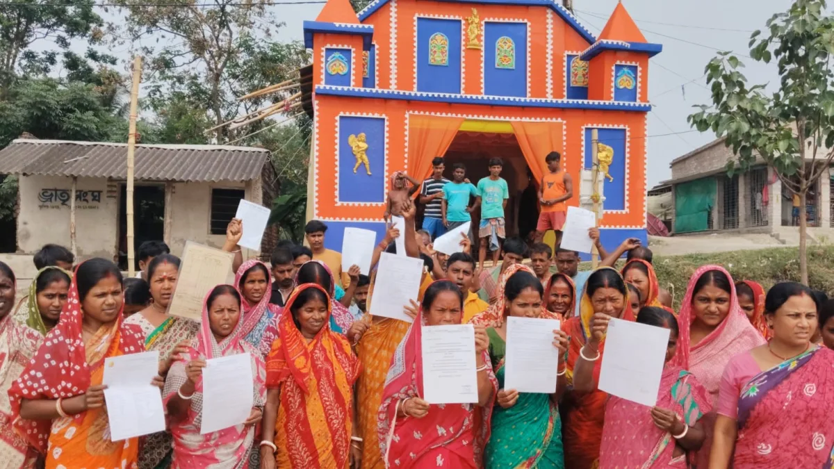 পুজোর অনুদানের অর্থ না পেয়ে বিক্ষোভ মহিলাদের।