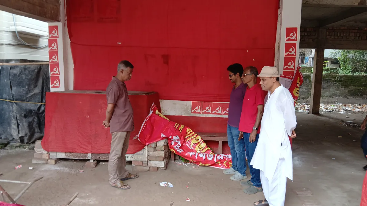 বসিরহাটের টাউন হল সংলগ্ন সিপিএম প্রগতিশীল বইয়ের স্টল ভাঙচুর