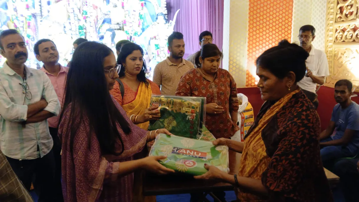নিজেদের জমানো অর্থে দ্বিতীয় বছরে ঐক্যতানের দুর্গোৎসব, শতাধিক মহিলাকে শাড়ি বিতরণ