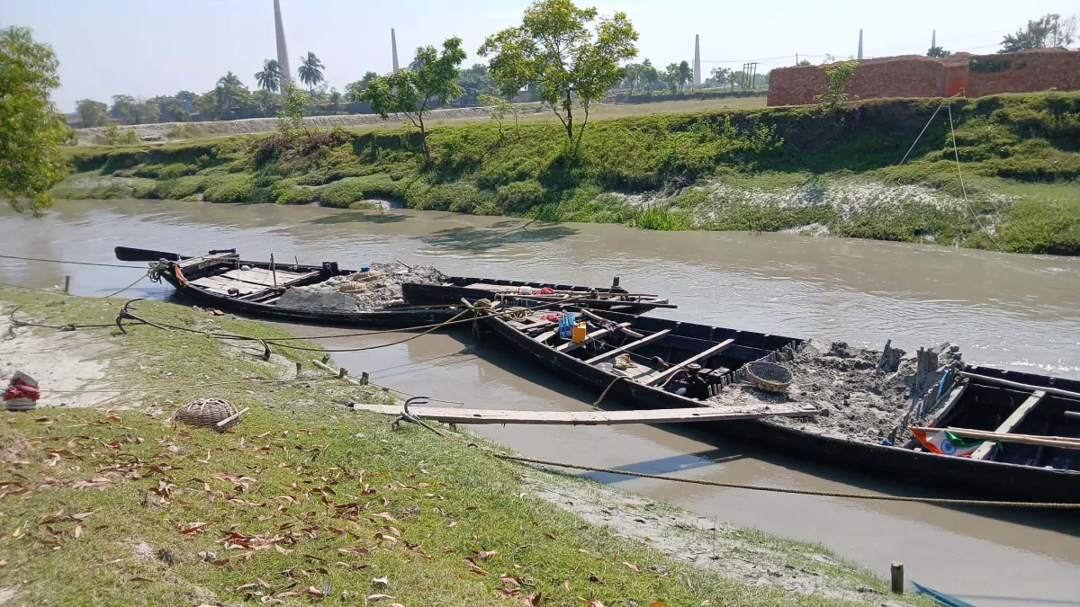 ইছামতির চরে অবৈধ বালি কারবারে পুলিশের অভিযান, বাজেয়াপ্ত একাধিক নৌকা
