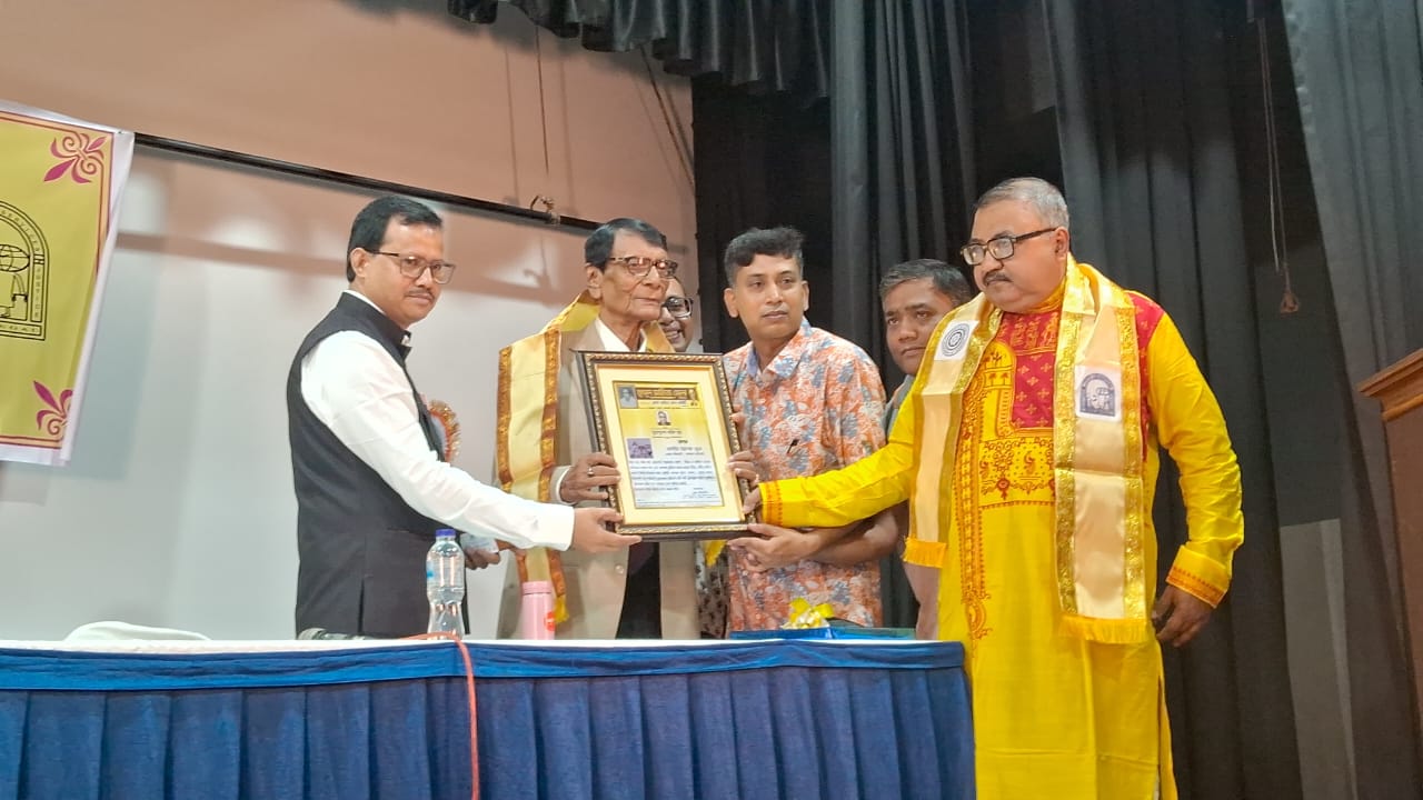 লিগ্যাল এইড সার্ভিসেস’ এর পোস্ট গ্রাজুয়েট ডিপ্লোমা শংসাপত্র প্রদান ও স্মরণিকা প্রকাশ